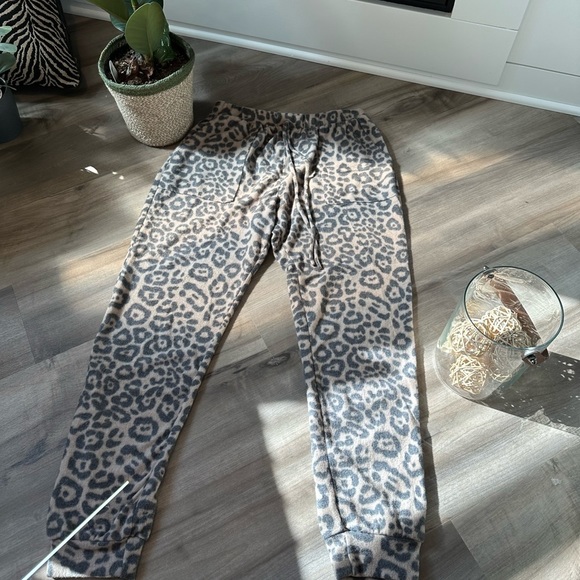 Leopard print Size medium fuzzy cozy pants - Picture 8 of 8